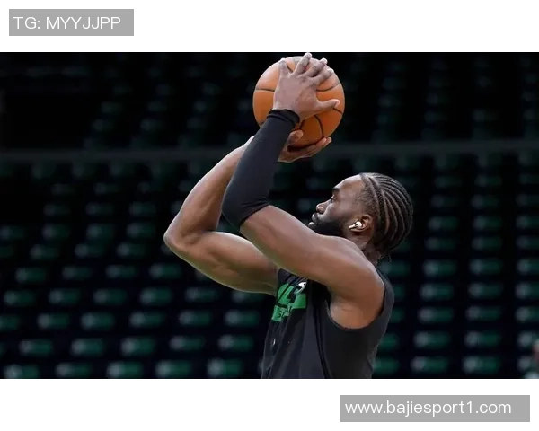 杰伦布朗首节表现惊艳全场5投全中砍下13分2助助力球队进攻