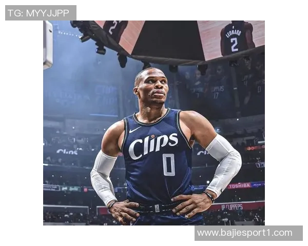 布克称赞吉莱斯皮影响力显著威少防守表现出色训练刻苦