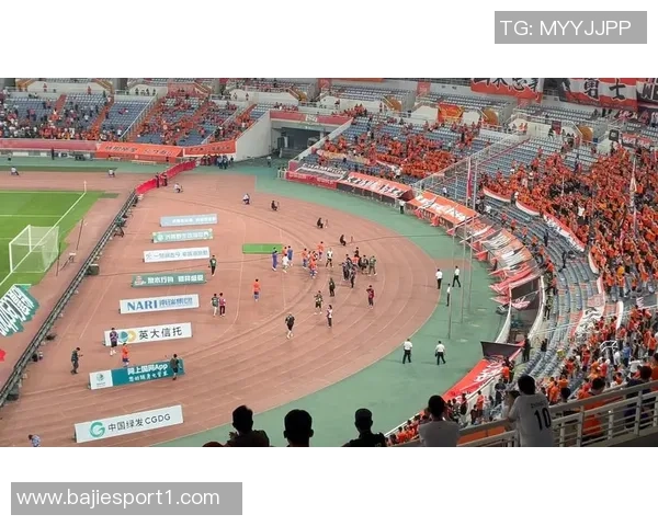 山东泰山队在武汉体育中心进行赛前踩场训练为即将到来的比赛做好准备 山东泰山队在武汉体育中心进行赛前踩场训练为即将到来的比赛做好准备