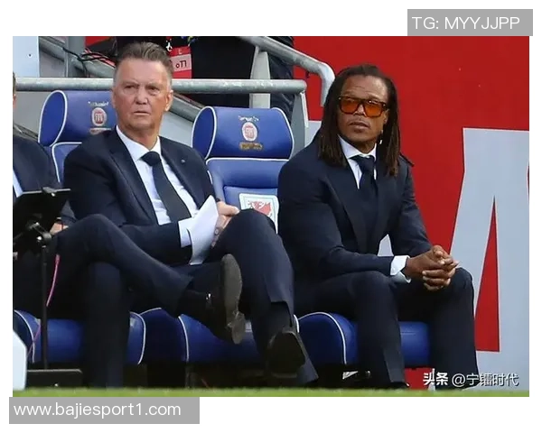 印尼主帅克鲁伊维特赛后情绪失控怒砸椅子眼眶泛红引发关注